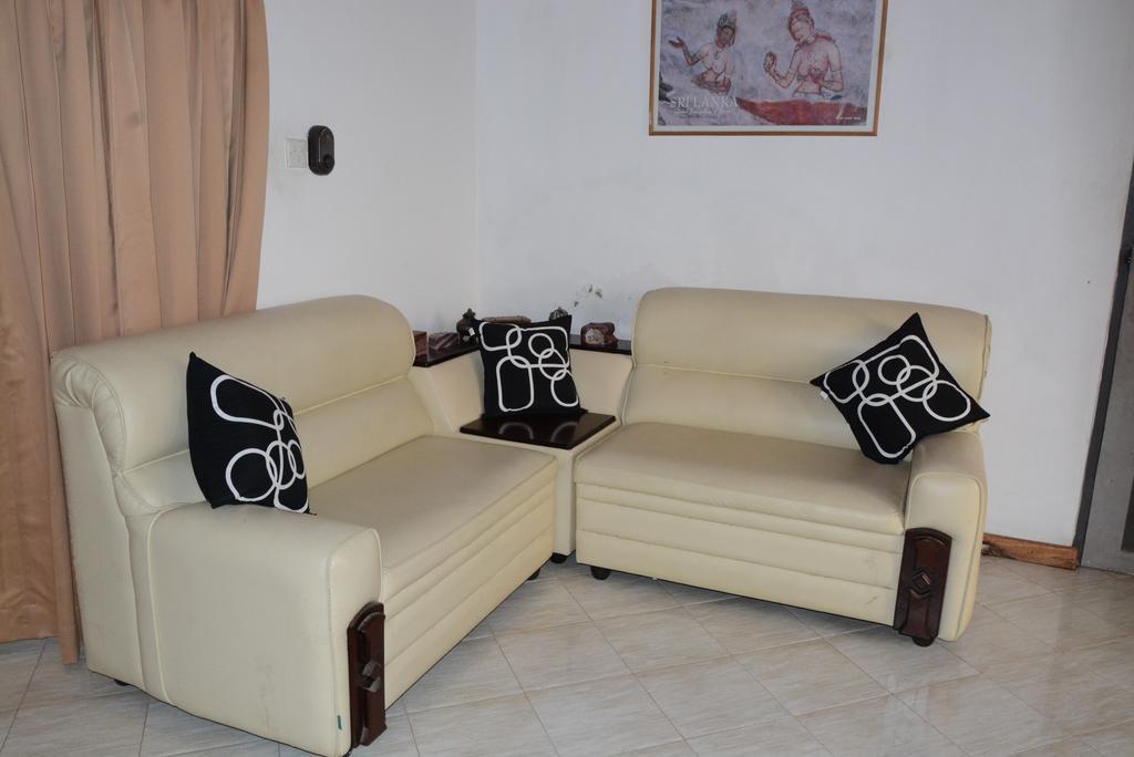 Hotel Thilon Katunayake Room photo
