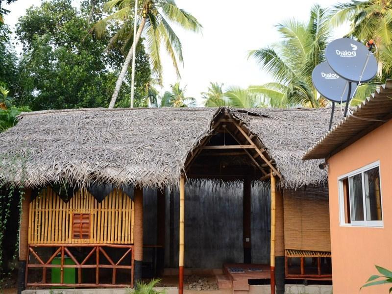 Hotel Thilon Katunayake Exterior photo