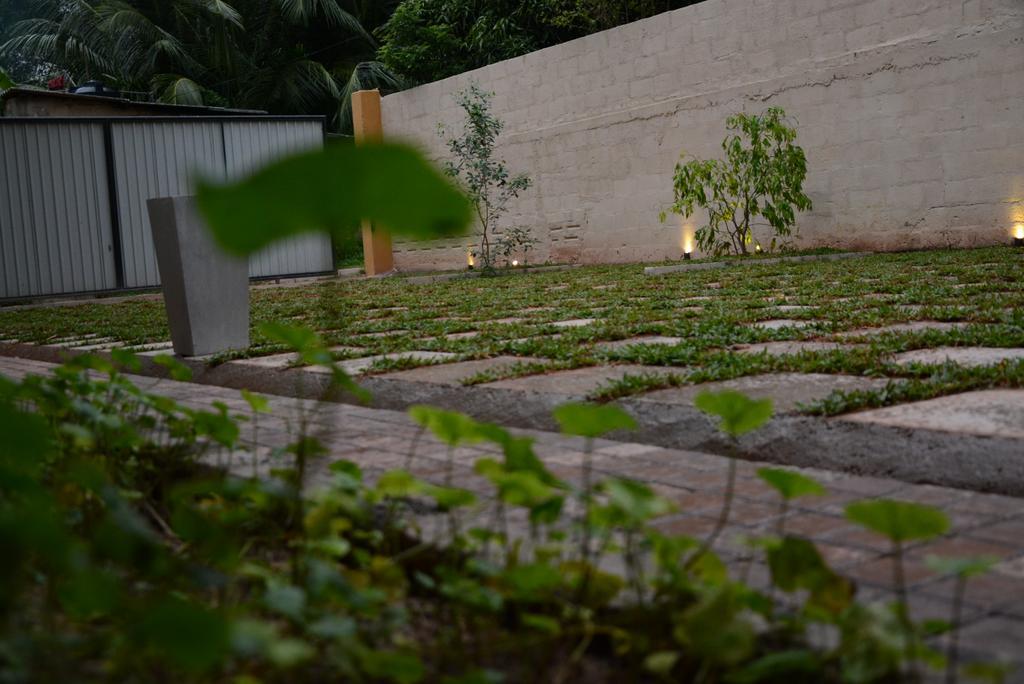 Hotel Thilon Katunayake Exterior photo