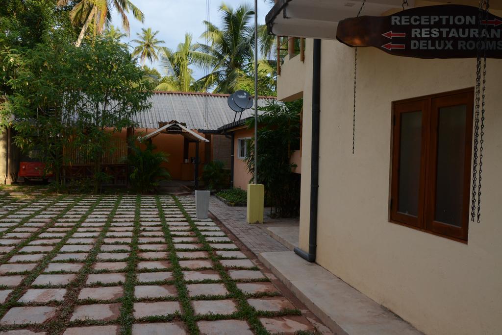 Hotel Thilon Katunayake Exterior photo