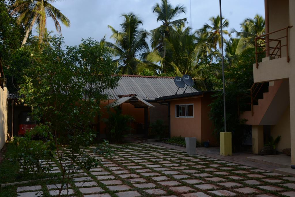 Hotel Thilon Katunayake Exterior photo