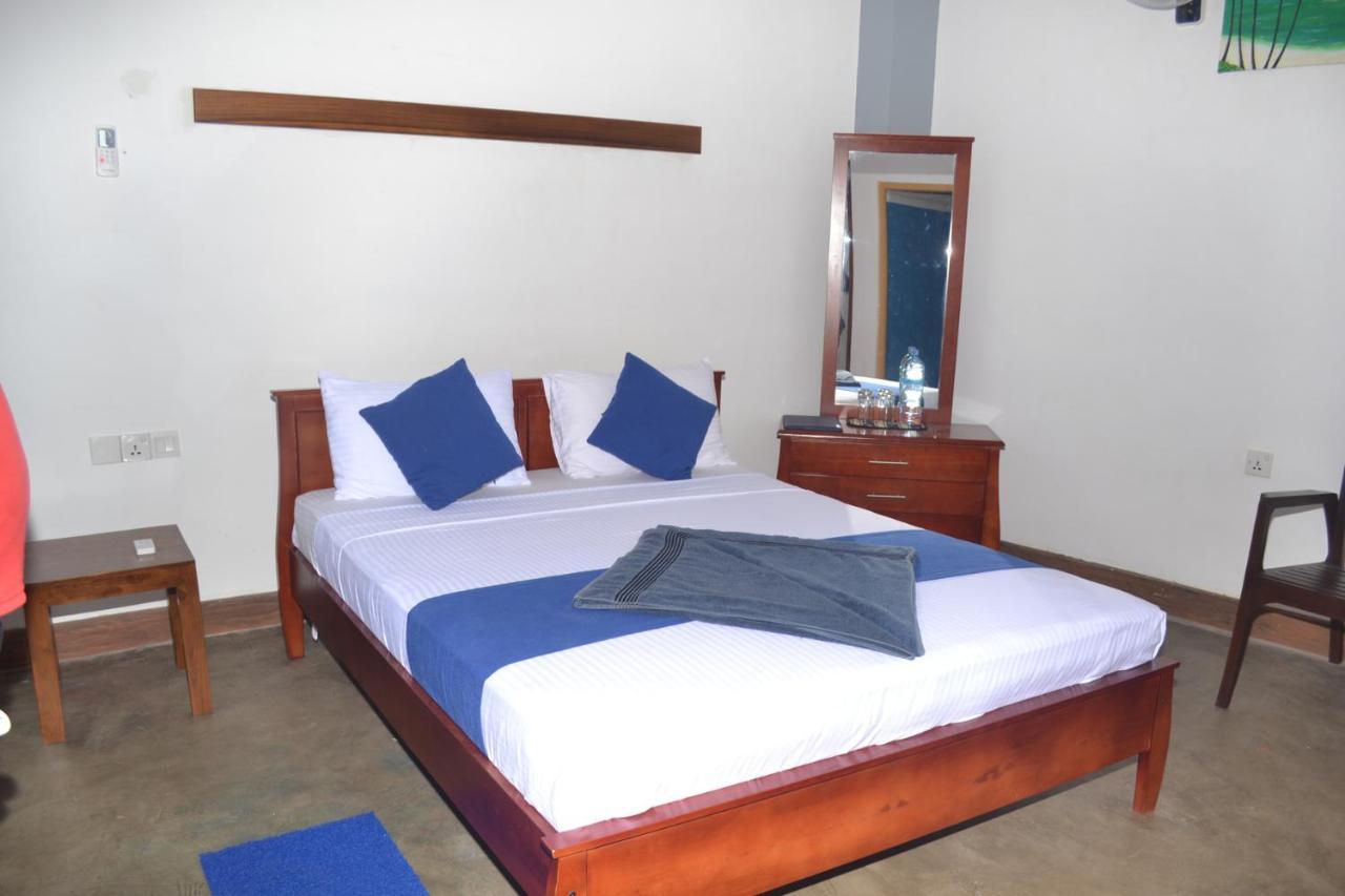 Hotel Thilon Katunayake Exterior photo