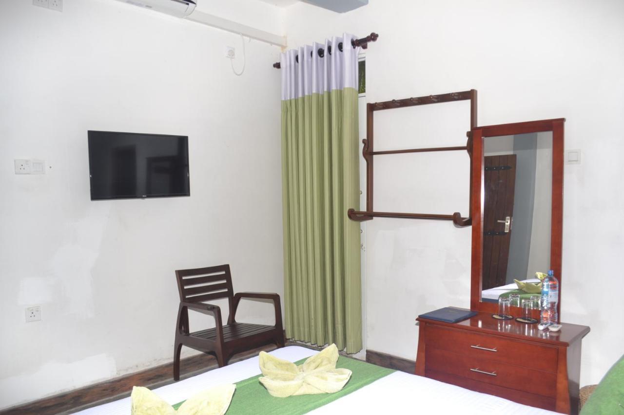 Hotel Thilon Katunayake Exterior photo