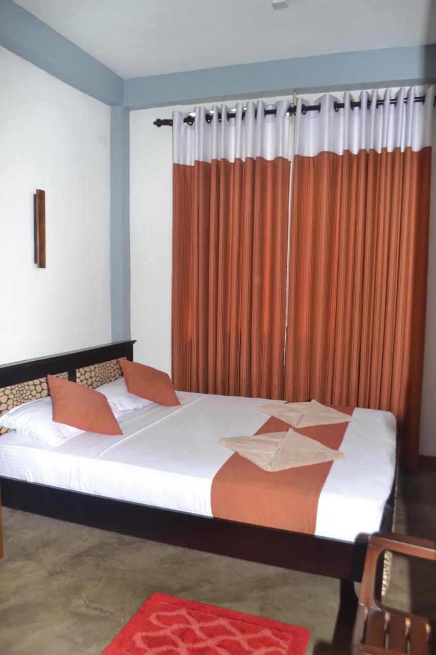 Hotel Thilon Katunayake Exterior photo