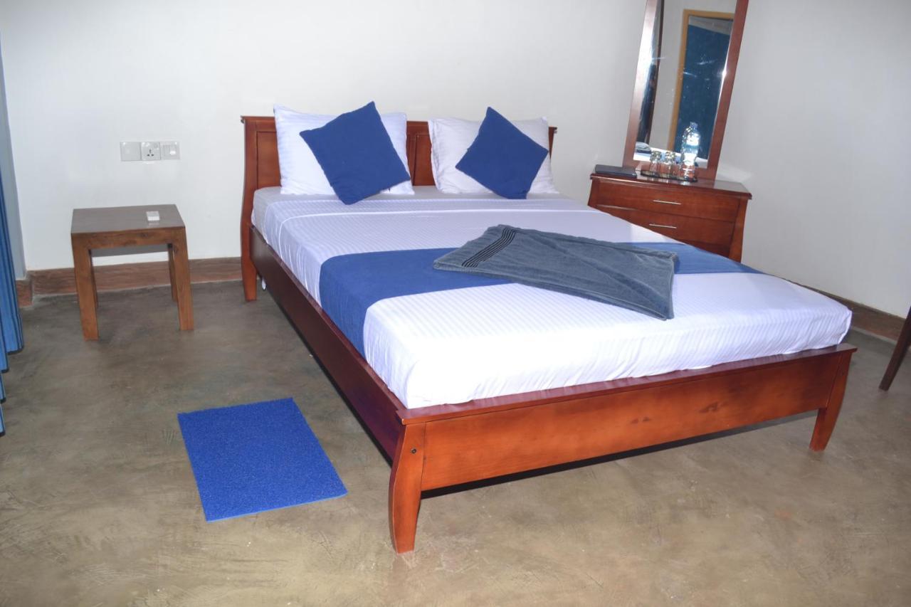 Hotel Thilon Katunayake Exterior photo