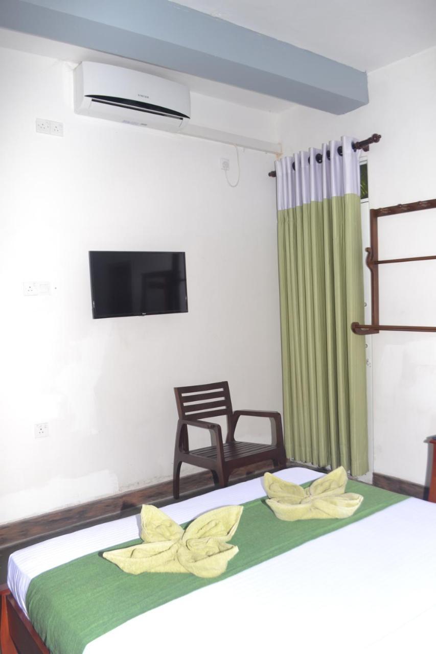 Hotel Thilon Katunayake Exterior photo