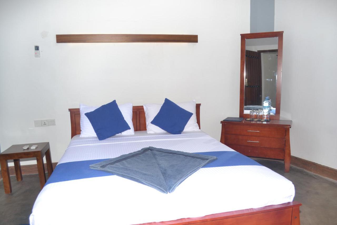 Hotel Thilon Katunayake Exterior photo