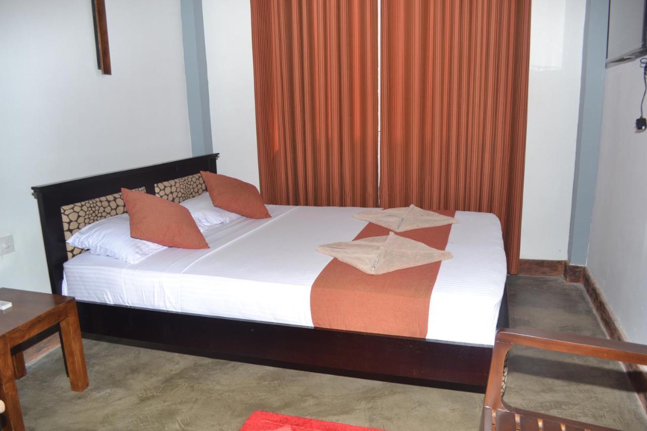 Hotel Thilon Katunayake Exterior photo