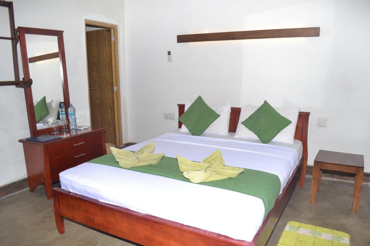 Hotel Thilon Katunayake Exterior photo