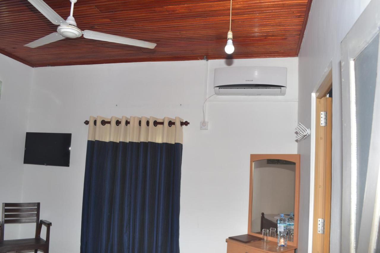 Hotel Thilon Katunayake Exterior photo