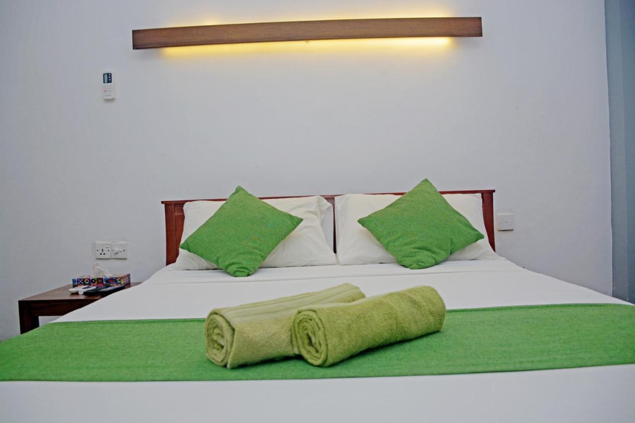 Hotel Thilon Katunayake Exterior photo