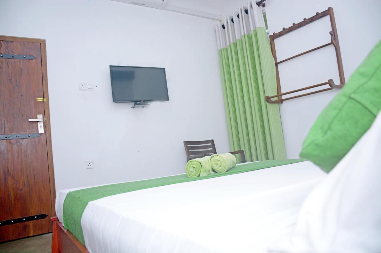 Hotel Thilon Katunayake Exterior photo
