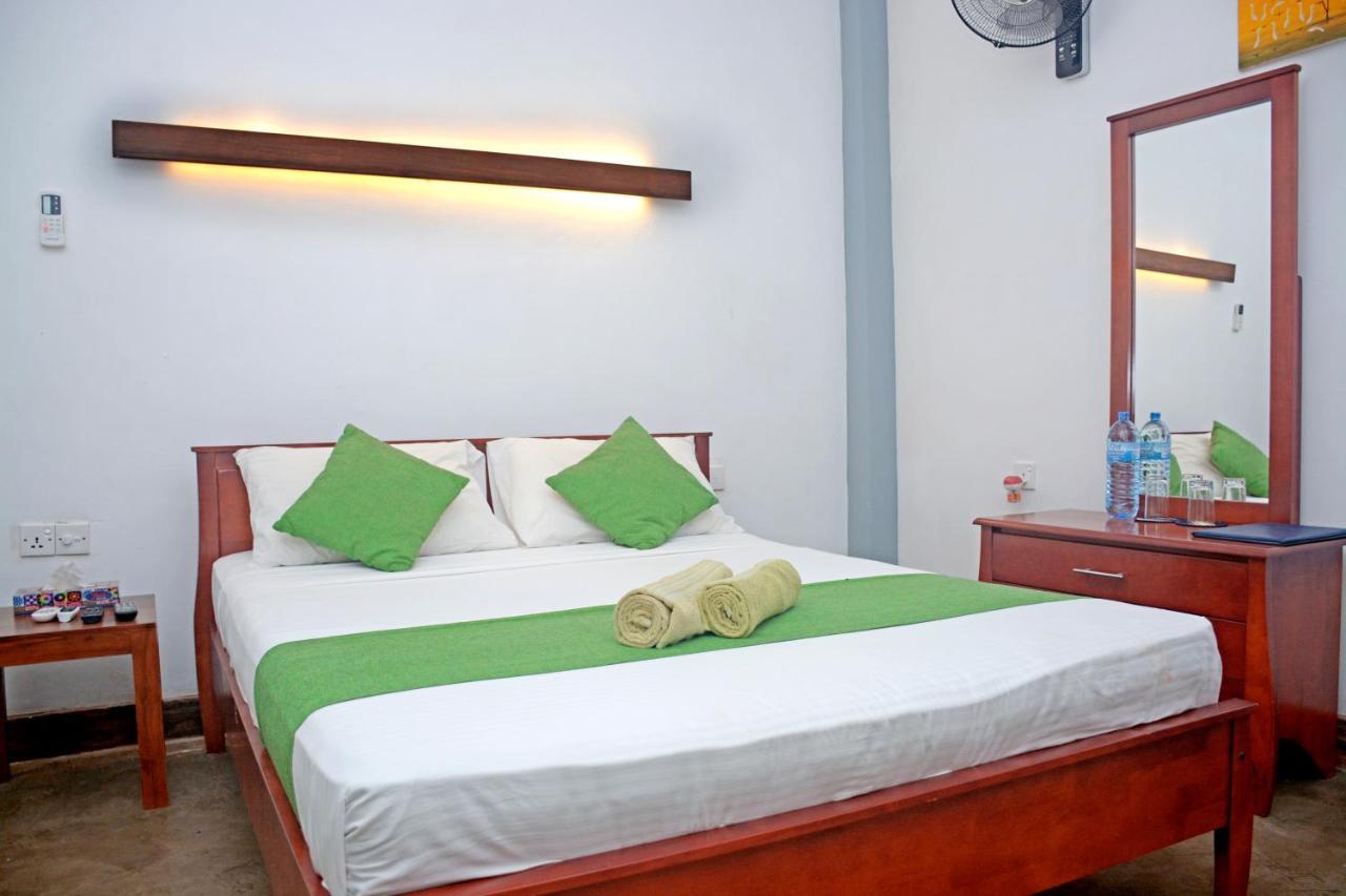 Hotel Thilon Katunayake Exterior photo